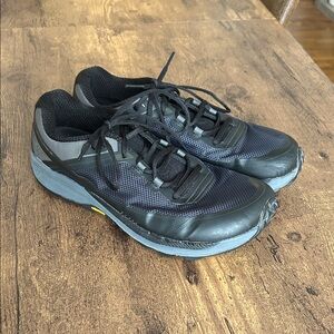 Wide-toe hiking shoe